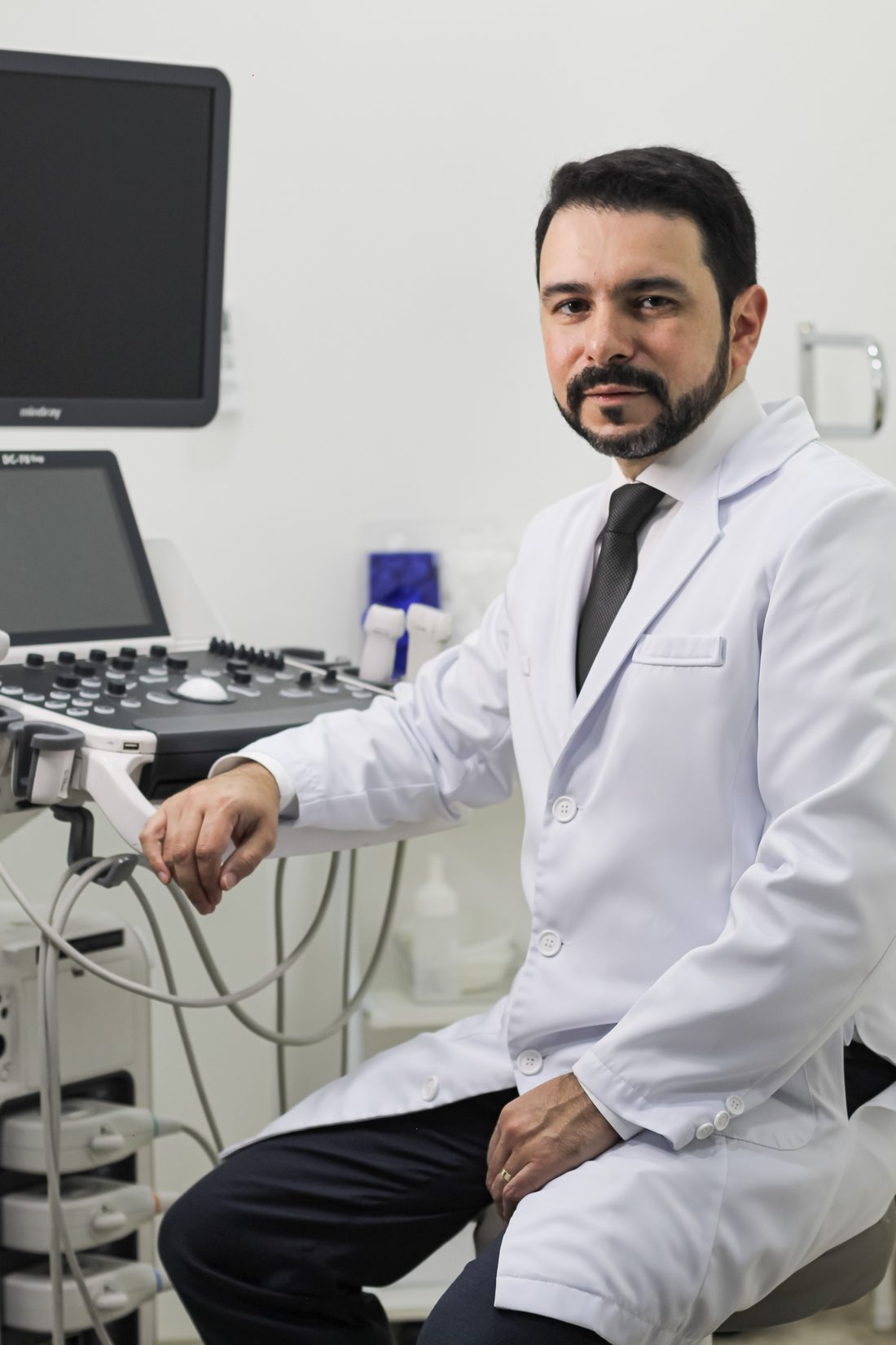 Dr. Jonathan Souza realizando ecocardiograma